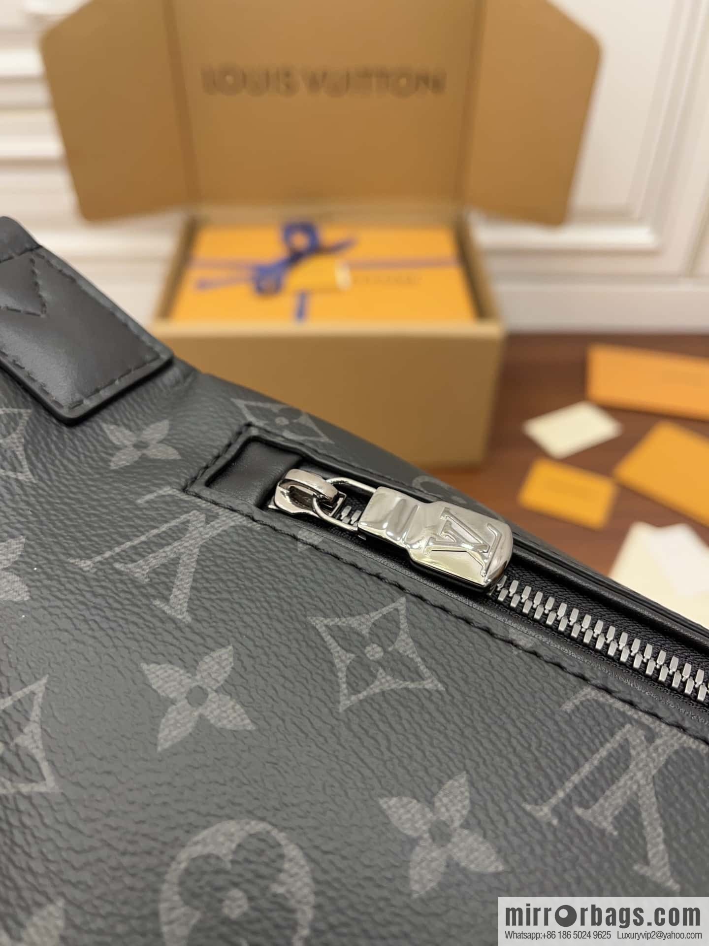 LV M46035 DISCOVERY Small fanny pack
