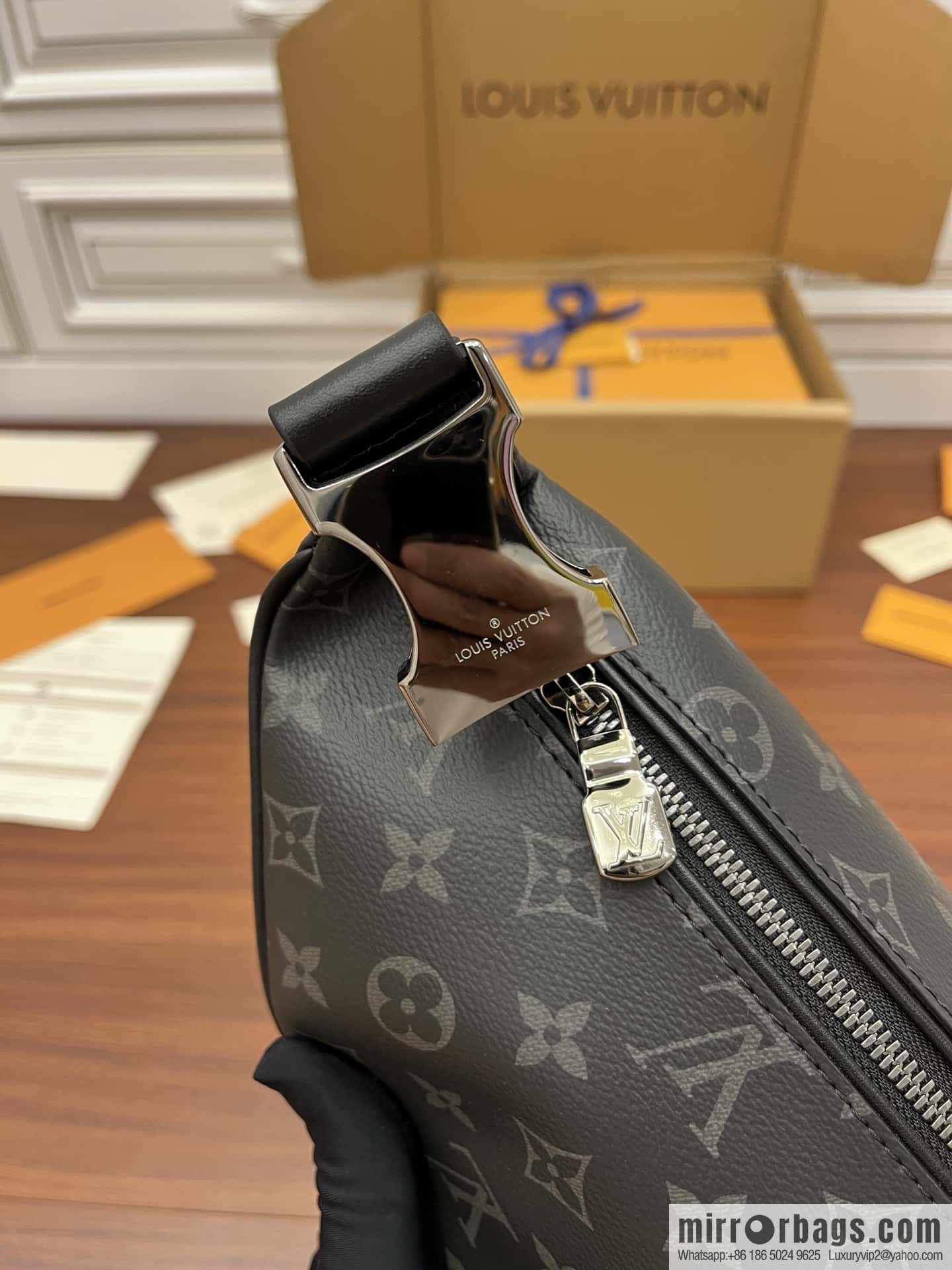LV M46035 DISCOVERY Small fanny pack