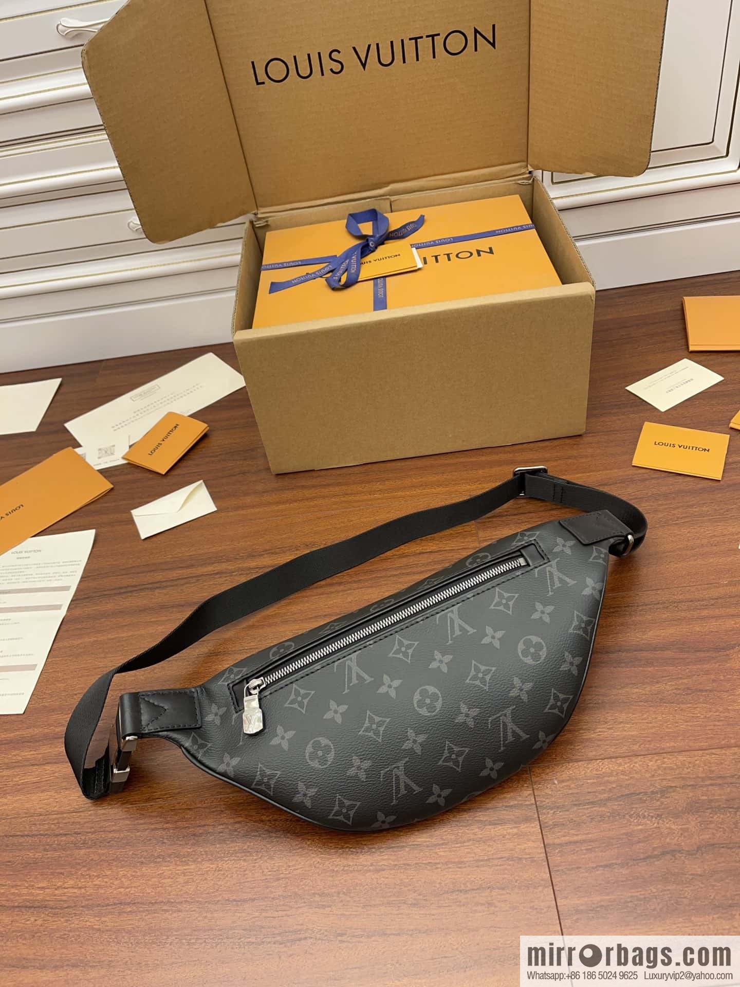 LV M46035 DISCOVERY Small fanny pack