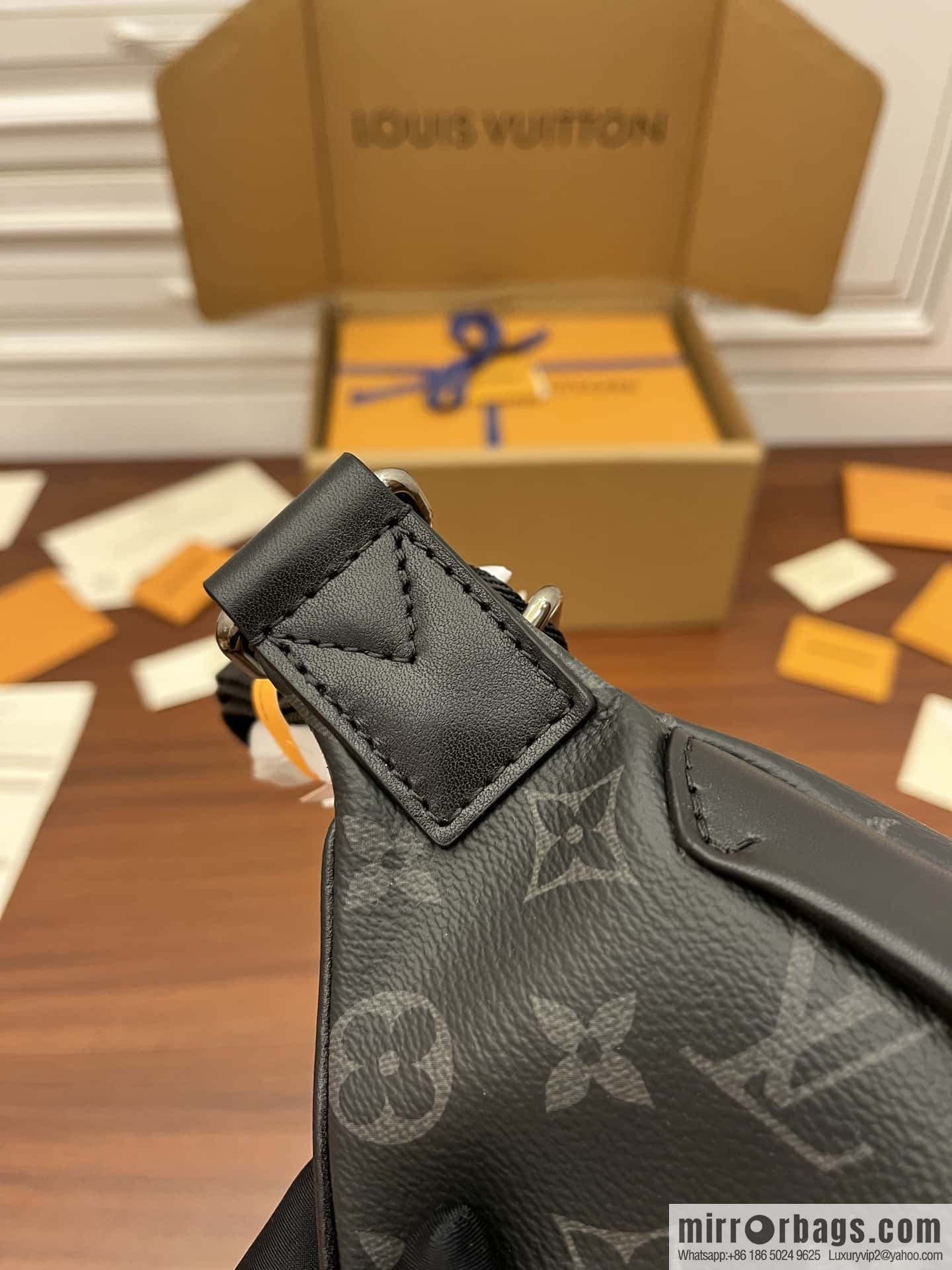 LV M46035 DISCOVERY Small fanny pack