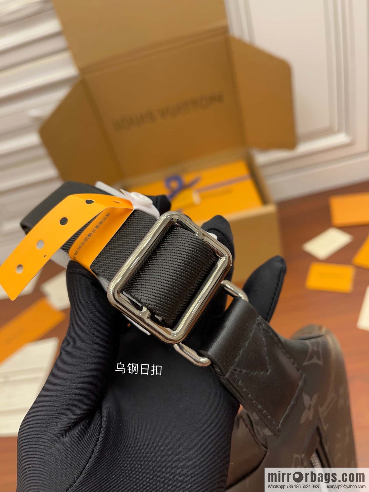 LV M46035 DISCOVERY Small fanny pack