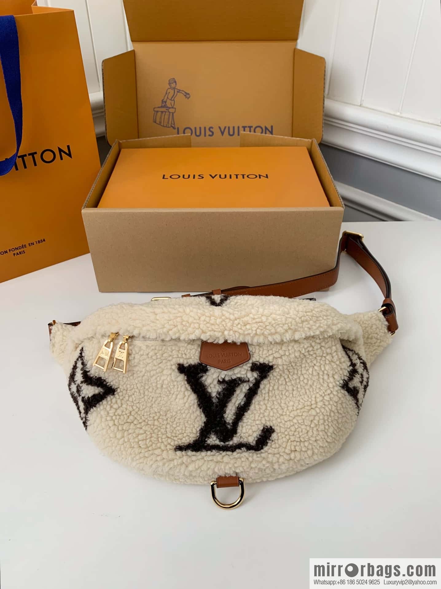 LV M23715 BUMBAG fanny pack