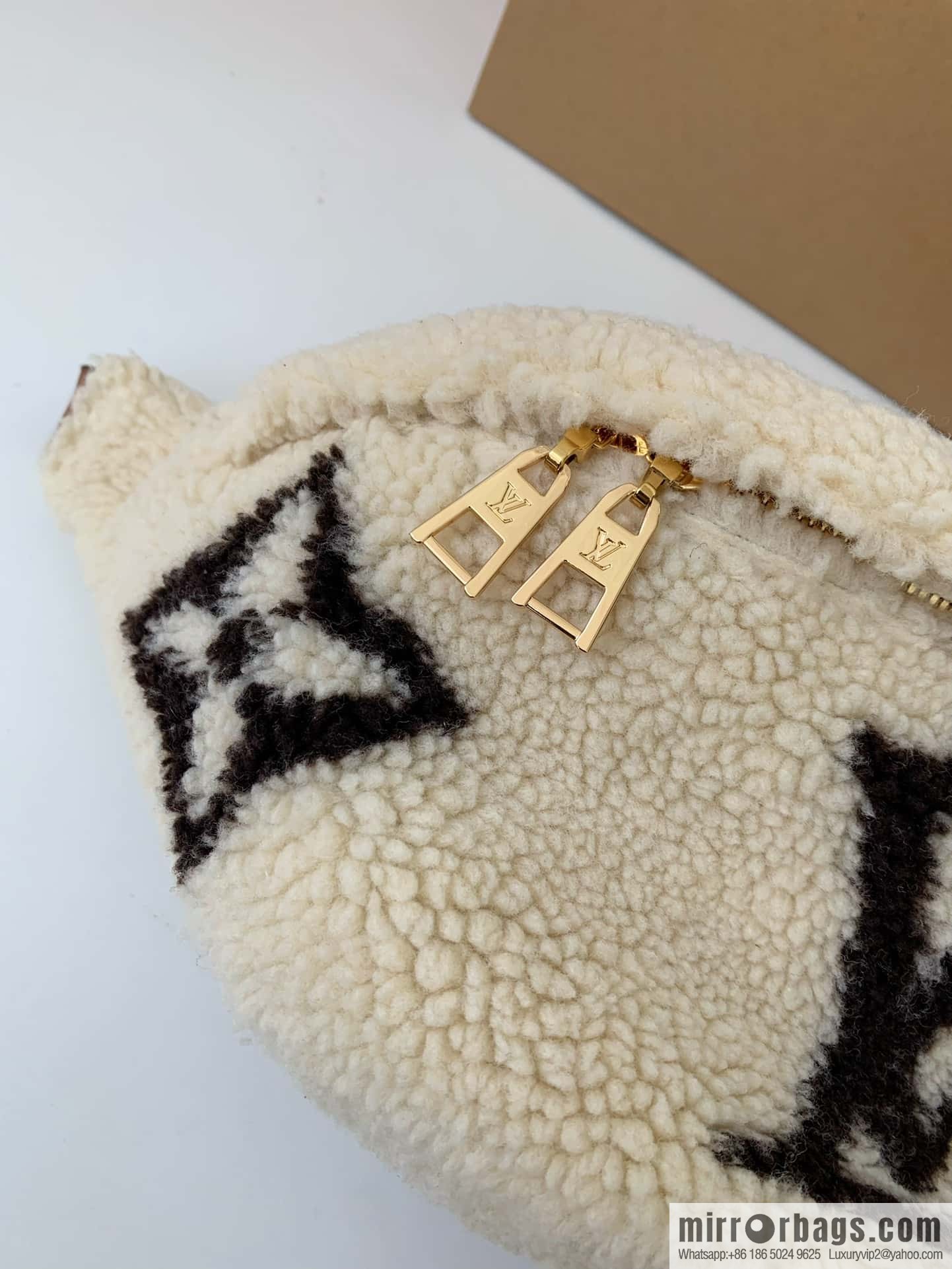 LV M23715 BUMBAG fanny pack