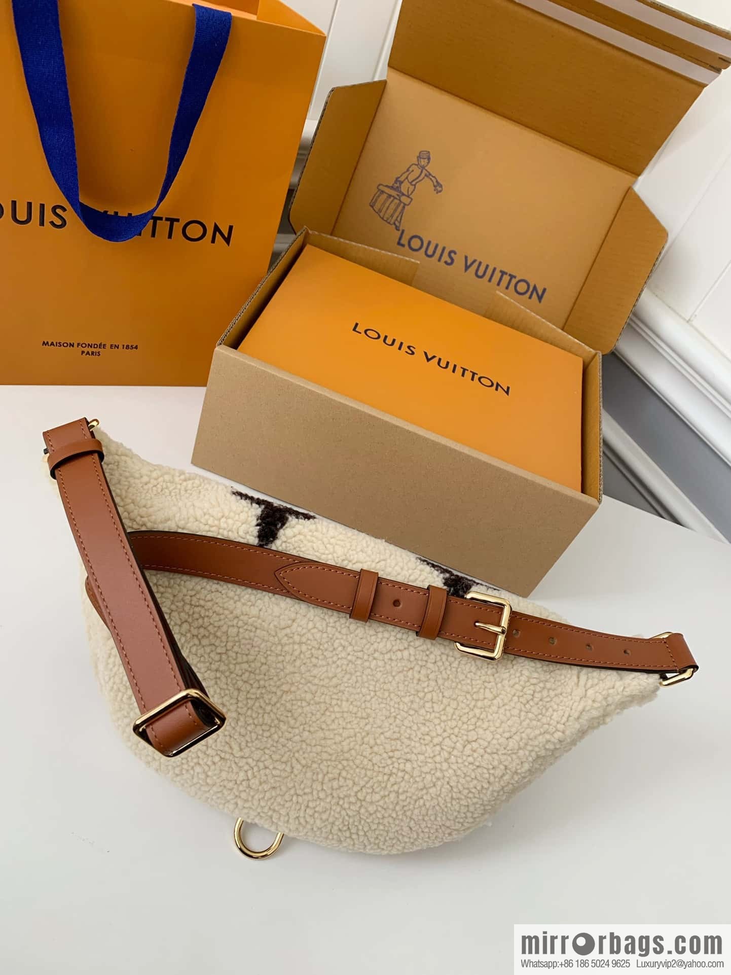 LV M23715 BUMBAG fanny pack