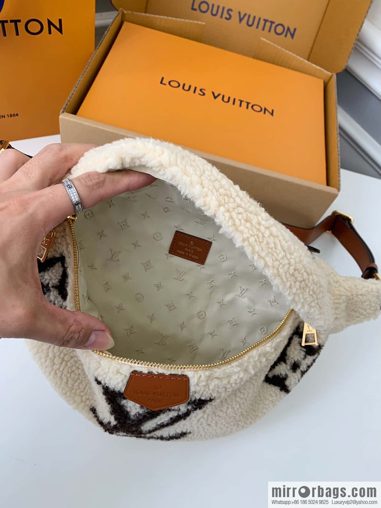 LV M23715 BUMBAG fanny pack