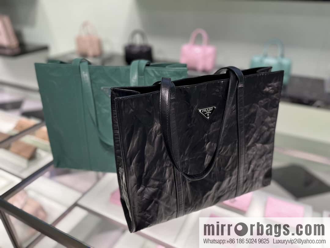 PRADA new tote bag 🎉 1BG460 black