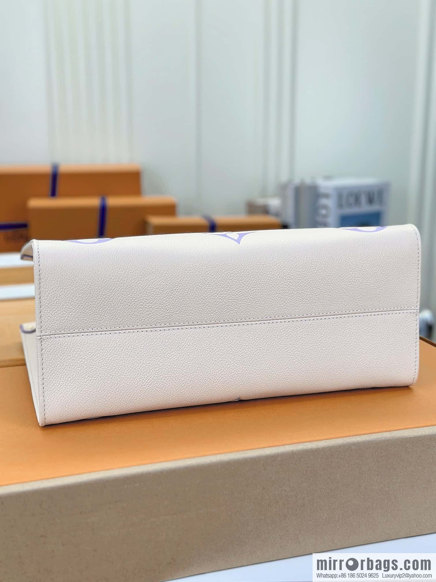 LV M23937 OnTheGo MM