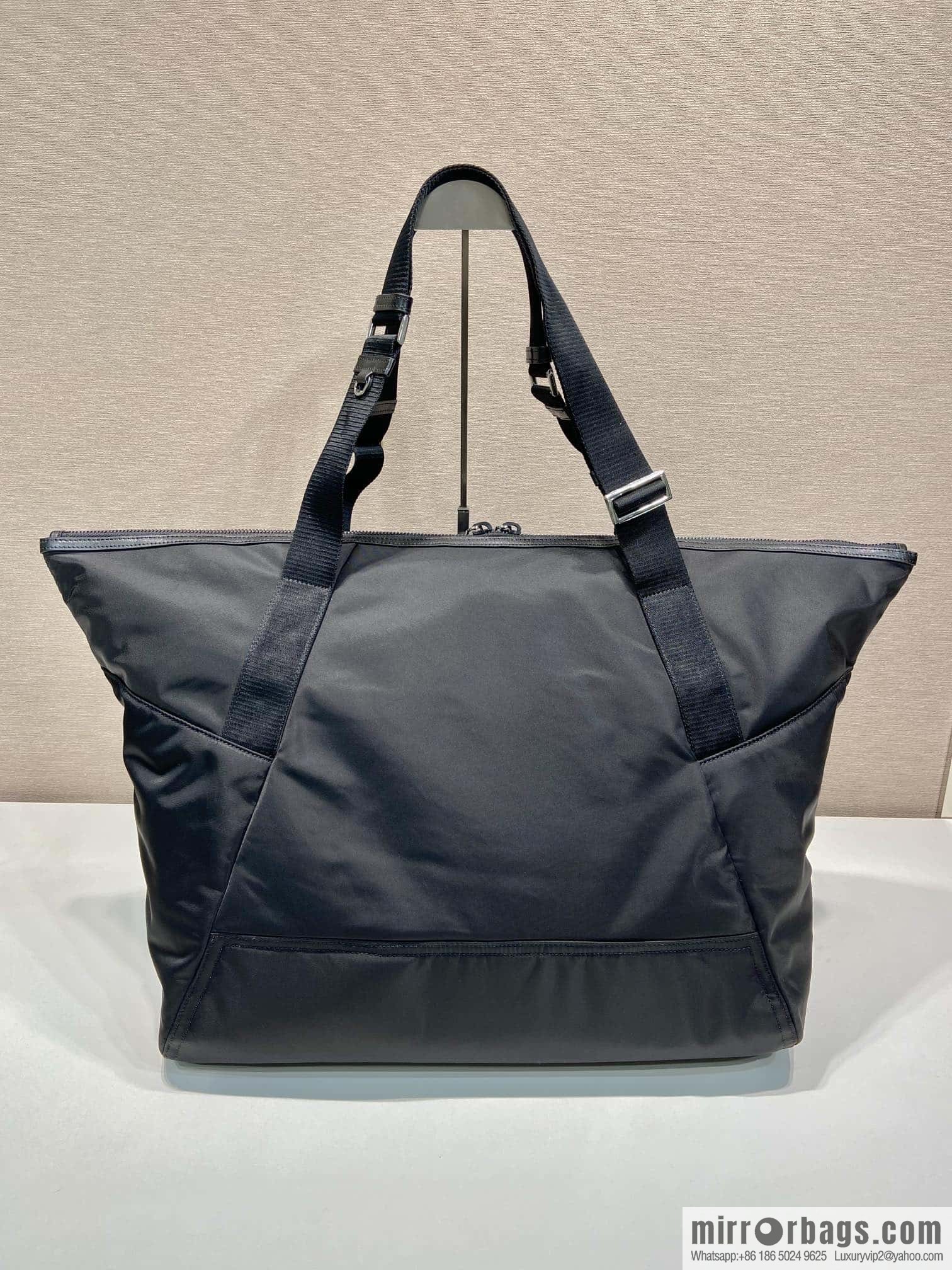 PRADA 🎉 travel bag 🎉 2VC040