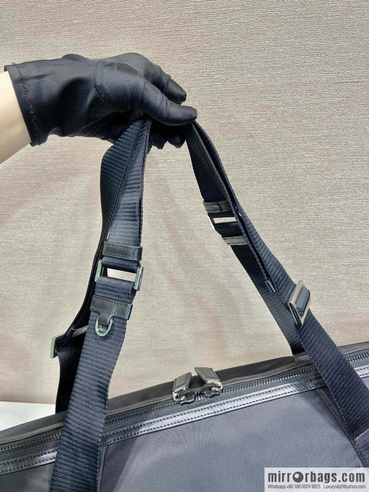 PRADA 🎉 travel bag 🎉 2VC040