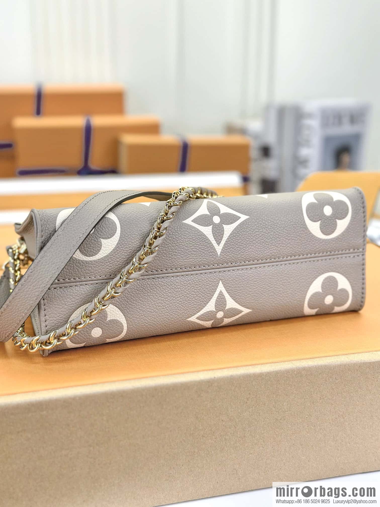 LV M23641 ONTHEGO EAST WEST BAG