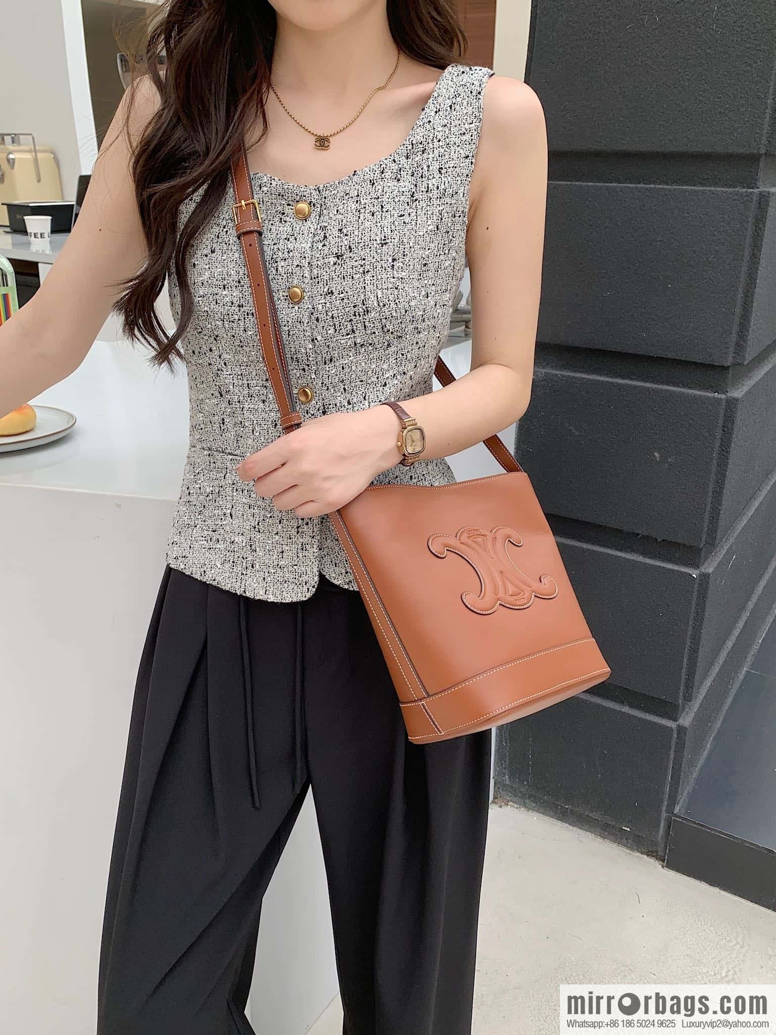 CELINE CUIR TRIOMPHE Small smooth leather bucket bag 198243