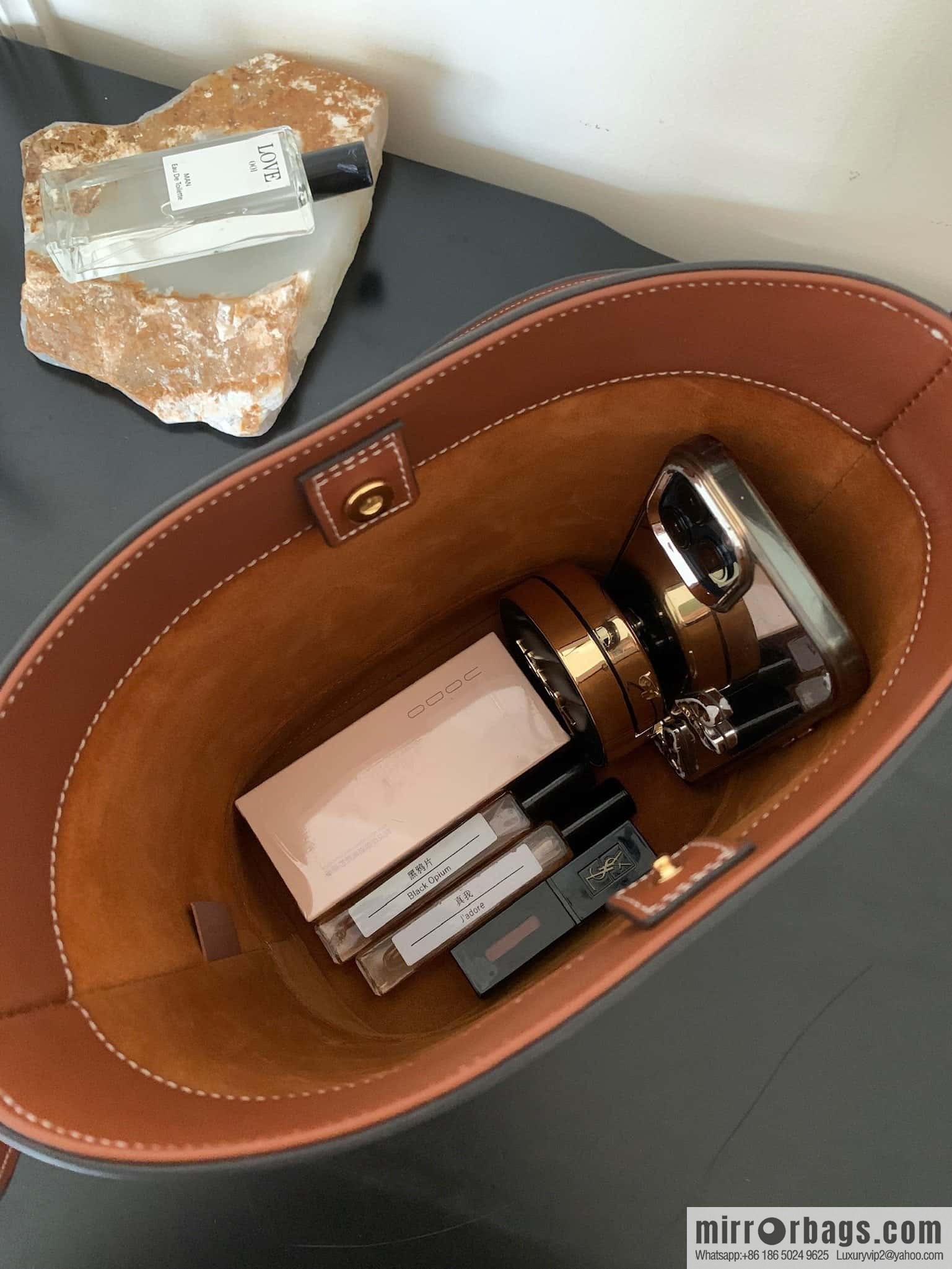 CELINE CUIR TRIOMPHE Small smooth leather bucket bag 198243