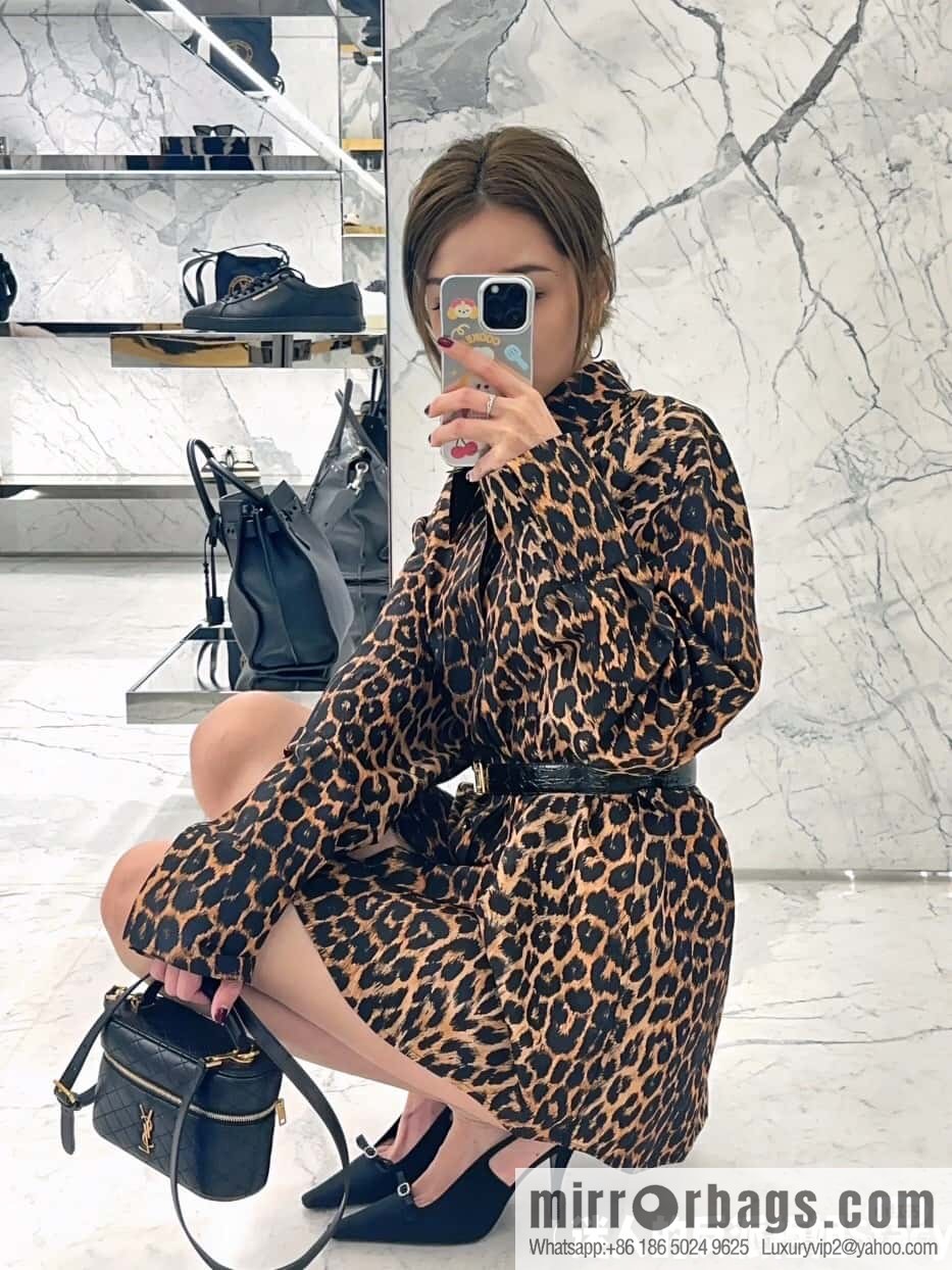 YSL 𝗚𝗔𝗕𝗬 𝗩𝗔𝗡𝗜𝗧𝗬 mini sheepskin clutch bag 766731