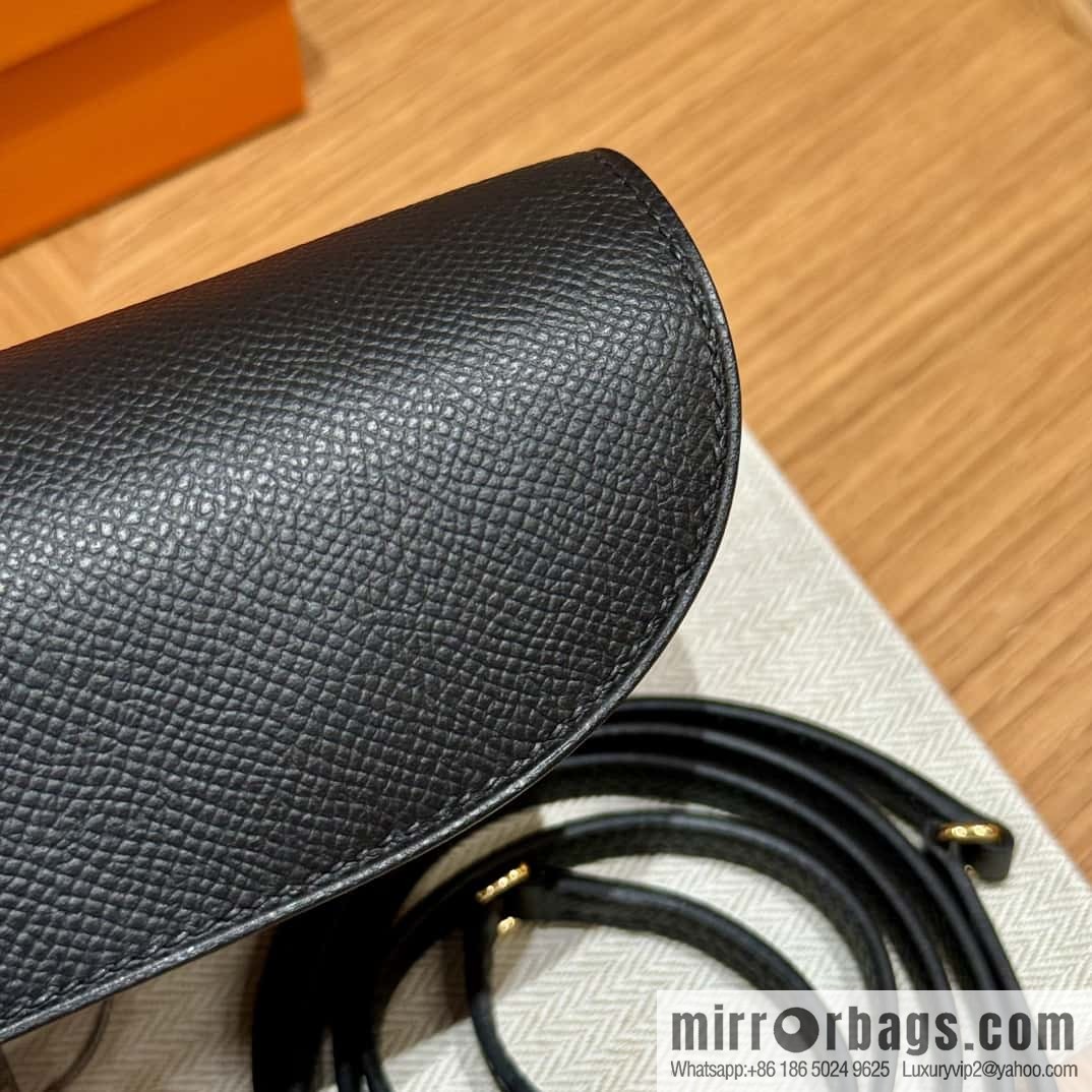 Chaine d'Ancre To Go wallet, pig nose togo black gold buckle