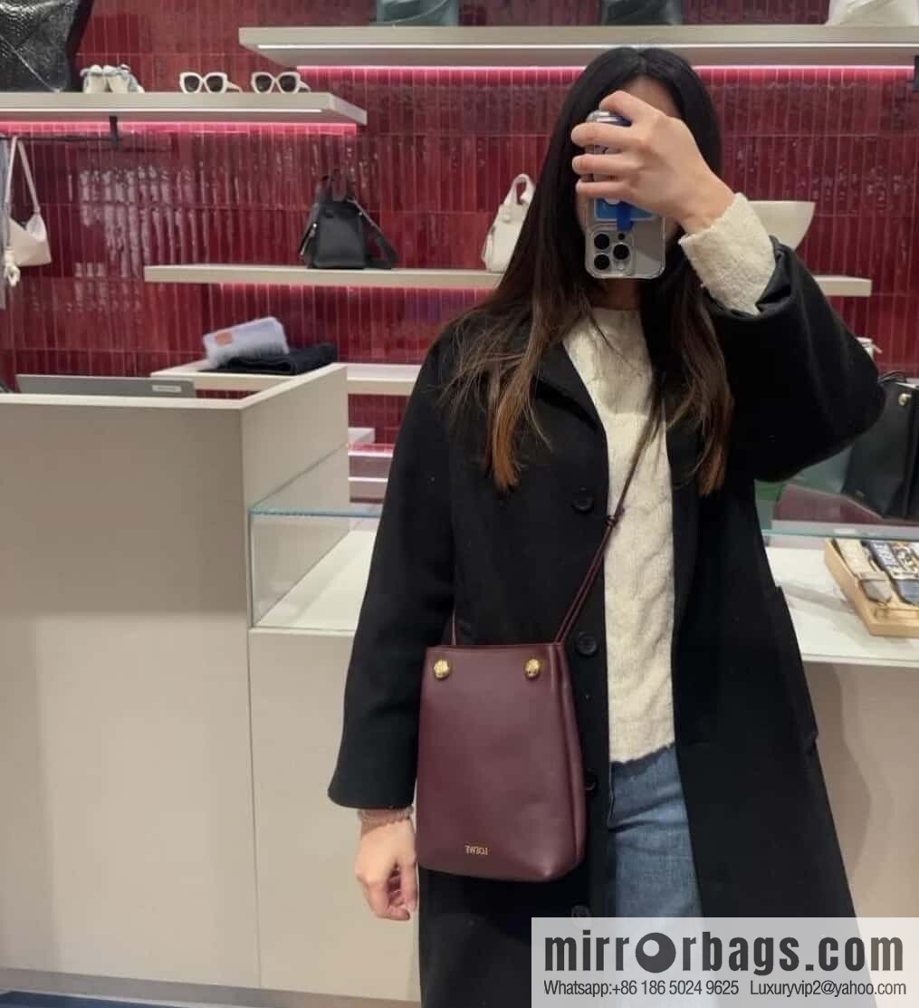 LOEWE's new Pebble Pouch 0905 burgundy