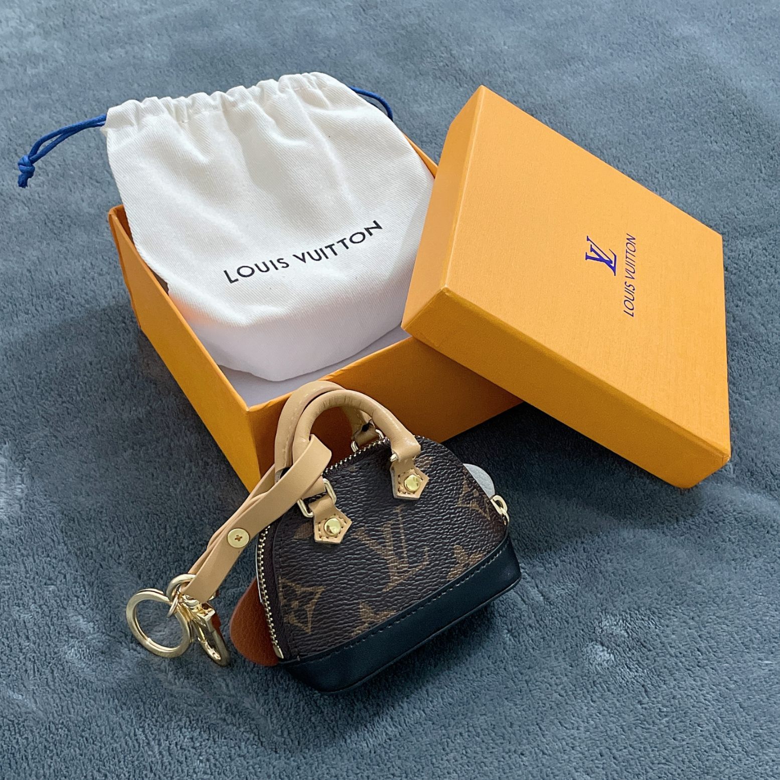Replica Louis Vuitton Dog Bag Charm Chain Coin Wallet L05 - Image 2