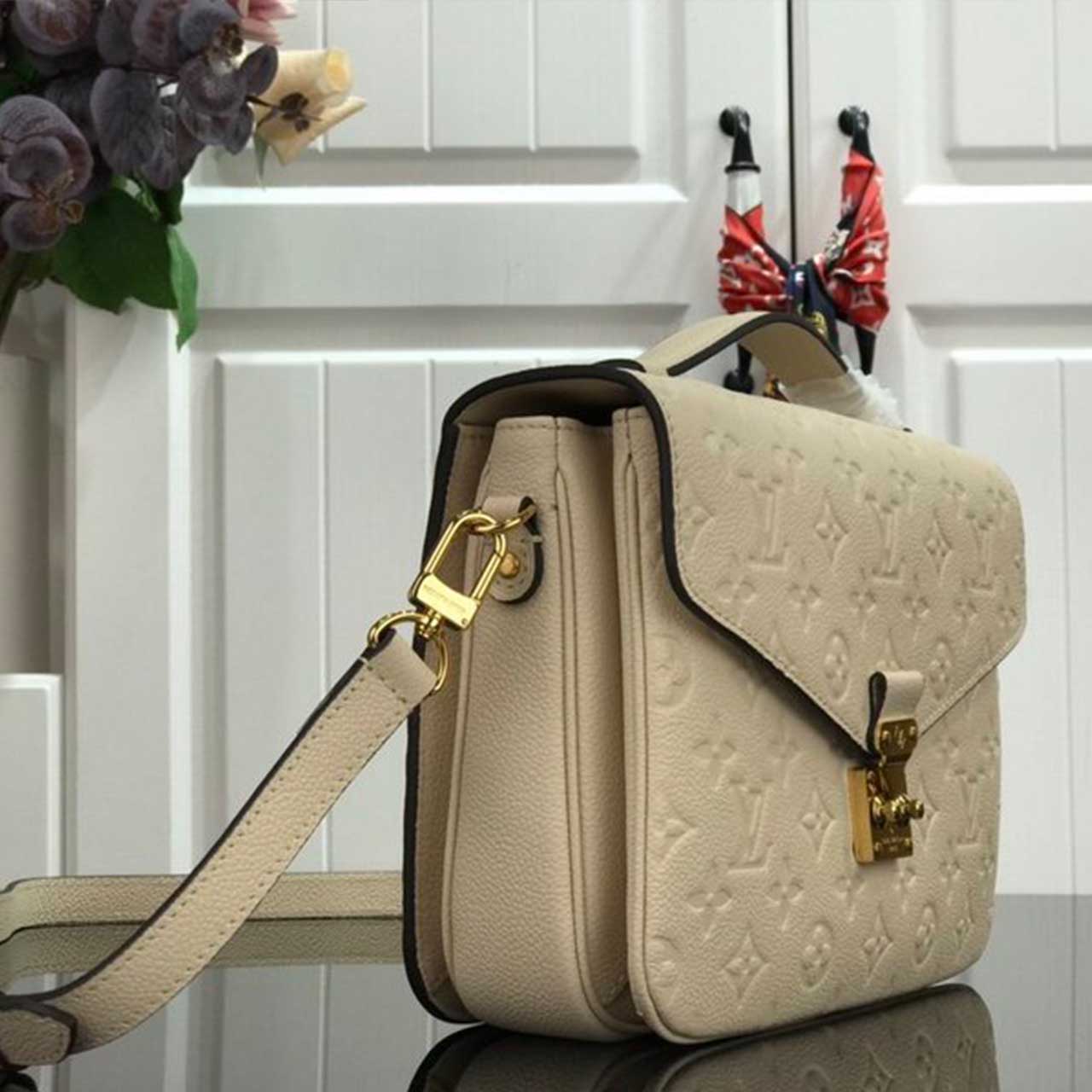 Replica Louis Vuitton Pochette Metis M44881 M44071 Beige/ Navy - Image 9