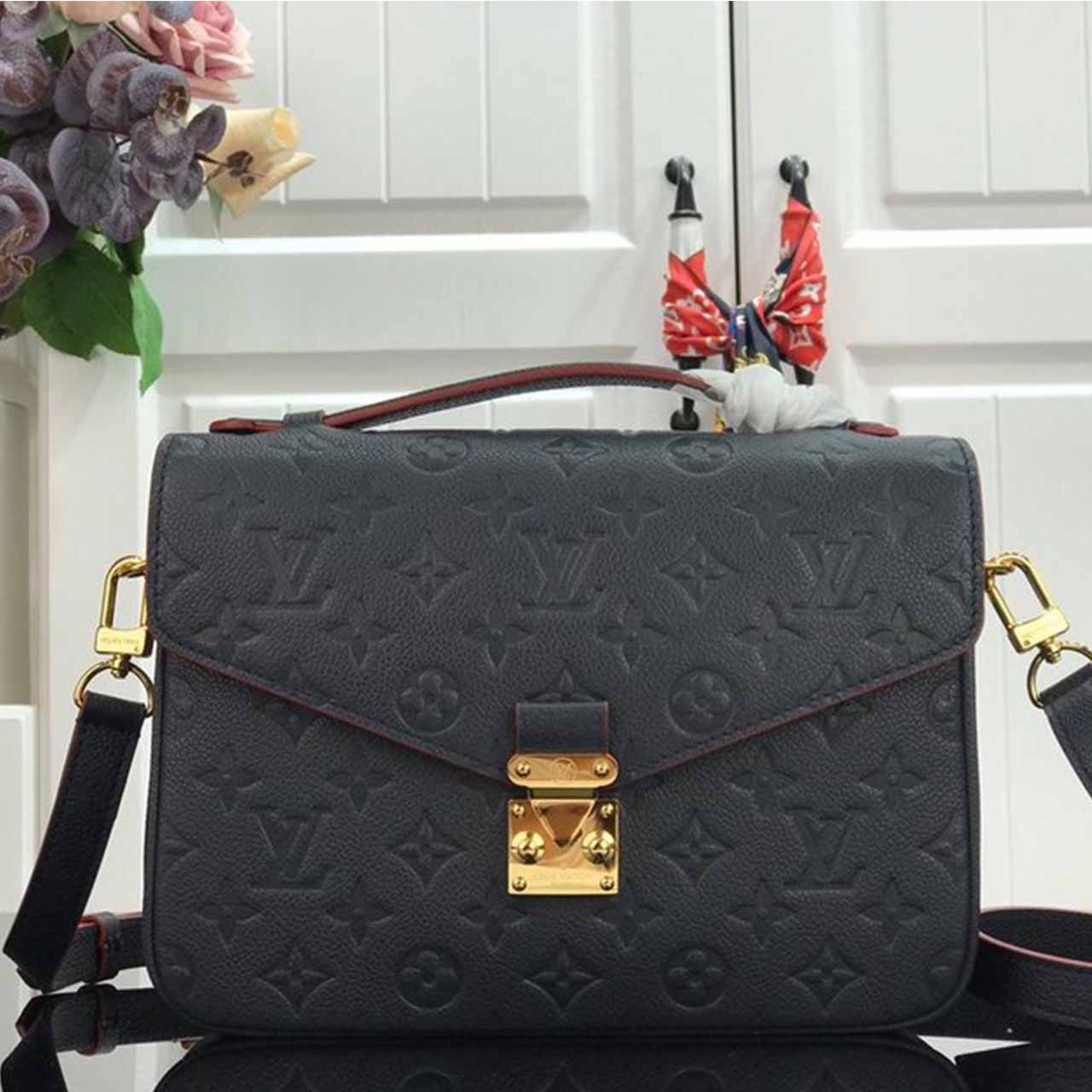 Replica Louis Vuitton Pochette Metis M44881 M44071 Beige/ Navy - Image 10