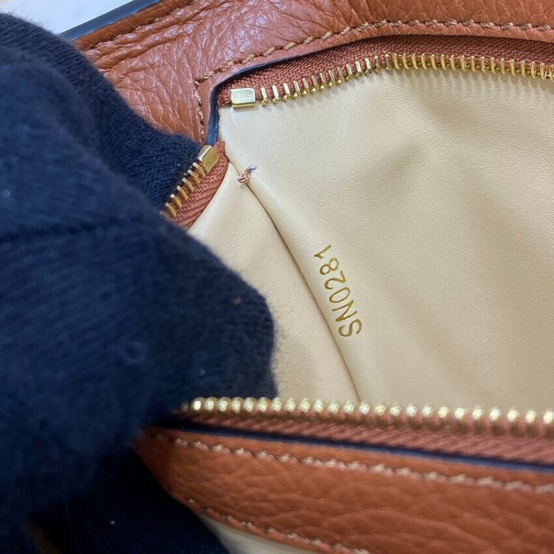 Replica Louis Vuitton Capucines Mm M59020 Gold/Noir - Image 12