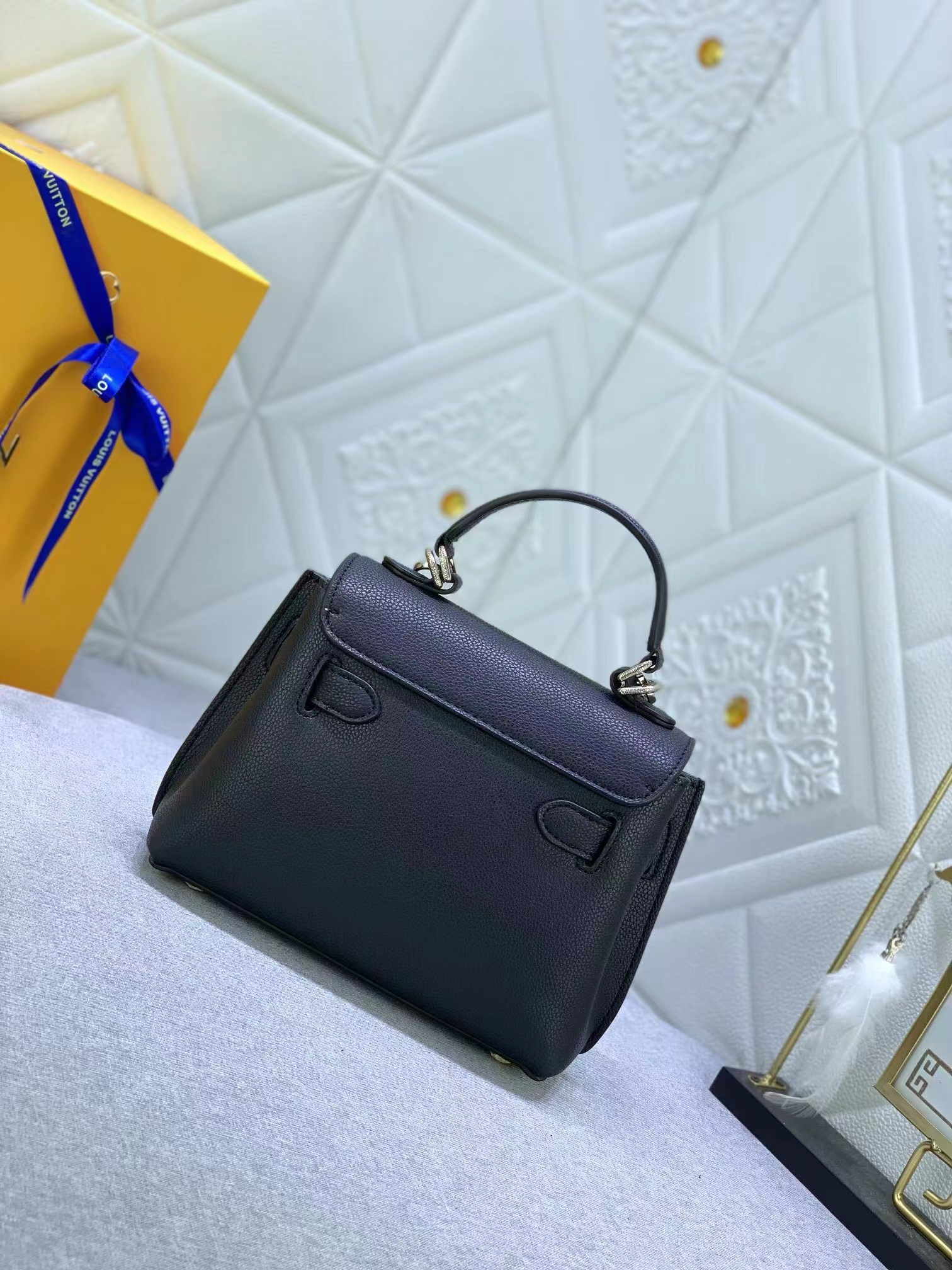Replica Louis Vuitton Lv Lockme Ever Mini Bag M20997 Black - Image 2