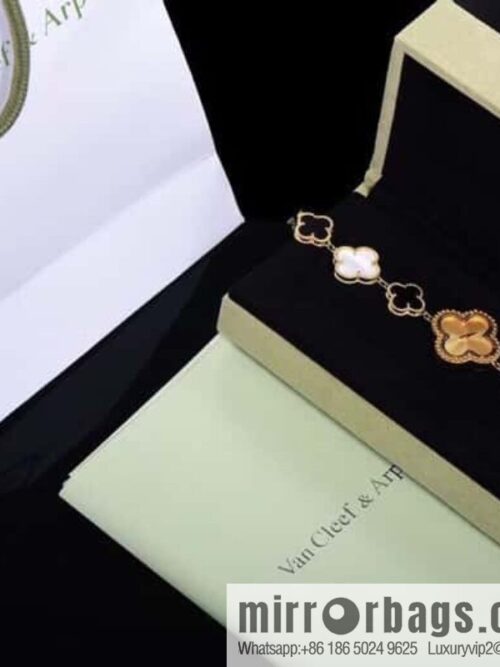 IMG_9555-800x800cam1uzzfyni26657_20250626003141.jpg Van Cleef & Arpels -𝐕𝐚𝐧 𝐂𝐥𝐞𝐞𝐟 & 𝐀𝐫𝐩𝐞𝐥𝐬 Alhambra bracelet Swiss quartz watch