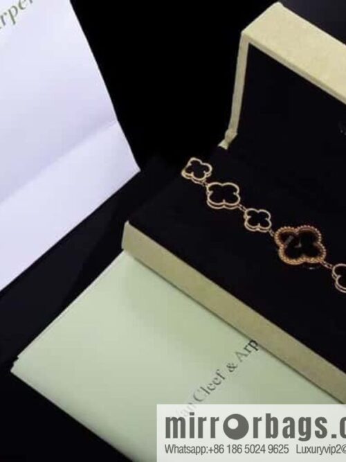 IMG_9582-800x800dryrfc30llp26623_20250626003048.jpg Van Cleef & Arpels -𝐕𝐚𝐧 𝐂𝐥𝐞𝐞𝐟 & 𝐀𝐫𝐩𝐞𝐥𝐬 Alhambra bracelet Swiss quartz watch