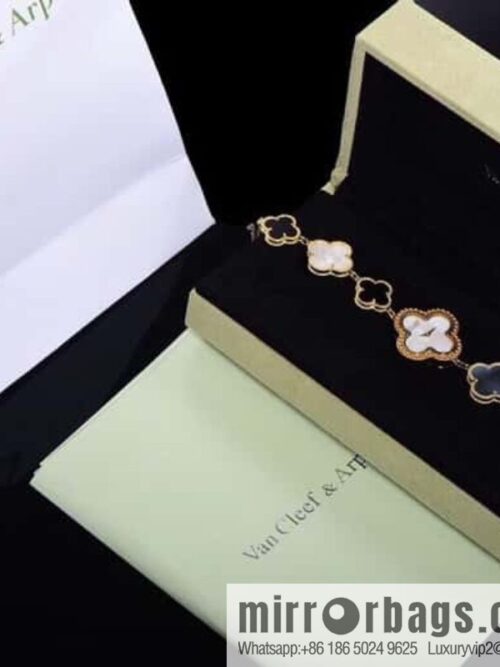 IMG_9591-800x800xppelovlbzk26612_20250626003030.jpg Van Cleef & Arpels -𝐕𝐚𝐧 𝐂𝐥𝐞𝐞𝐟 & 𝐀𝐫𝐩𝐞𝐥𝐬 Alhambra bracelet Swiss quartz watch