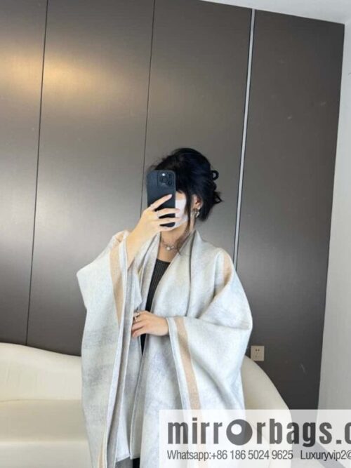 a1696600447413_3484-800x800i4t5hip3lue55467_20250630010717.jpg Burberry, cashmere double-sided cape