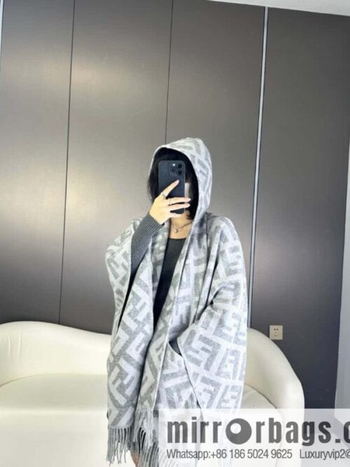 a1696688182668_7343-800x800hh3k1wiqndh55226_20250630010508.jpg Fendi limited edition hooded cape shawl