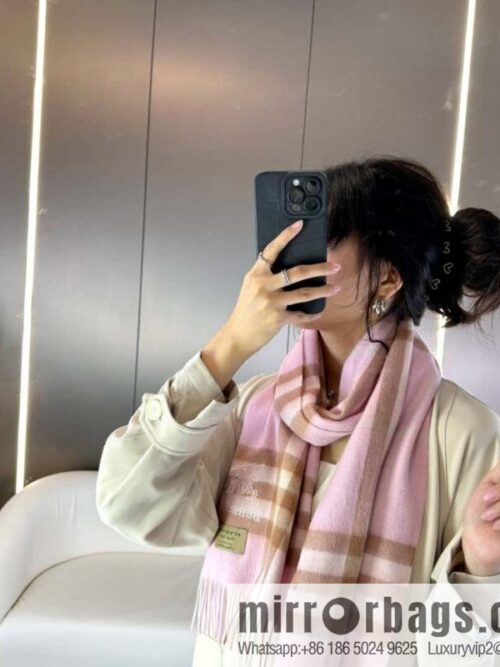 a1696689201492_0188-800x800brcolaigvgq45032_20250629233317.jpg Burberry, embroidered war horse, cashmere checked scarf