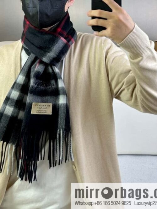 a1696689226506_2413-800x800tnl3fjn3ony45010_20250629233305.jpg Burberry, embroidered war horse, cashmere checked scarf