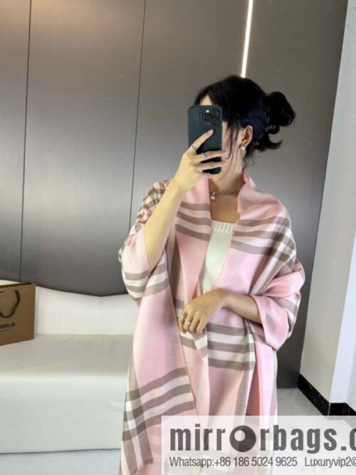 a1696776419575_0715-800x800341ervq2fcz44850_20250629233138.jpg Burberry, the latest classic blend collectsion, English checked cashmere scarf