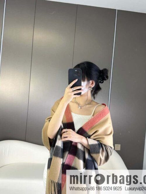 a1696862769268_8517-800x800bsd51yajb3o44762_20250629233039.jpg Burberry, classic big plaid shawl