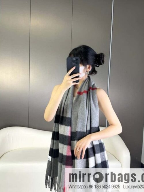 a1696862781566_2777-800x800e30owpi4cgf44751_20250629233034.jpg Burberry, classic big plaid shawl