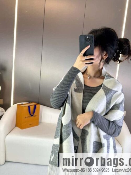 a1696863667763_3180-800x800ydjimlprett44678_20250629232956.jpg LV 2023 limited edition donkey home L gold thread large pattern shawl