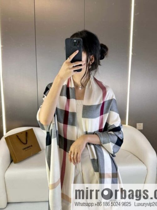 a1696950615005_5332-800x800x0w3ub11qo444353_20250629232705.jpg Burberry, Classic Checked Thin Diamond Velvet Scarf