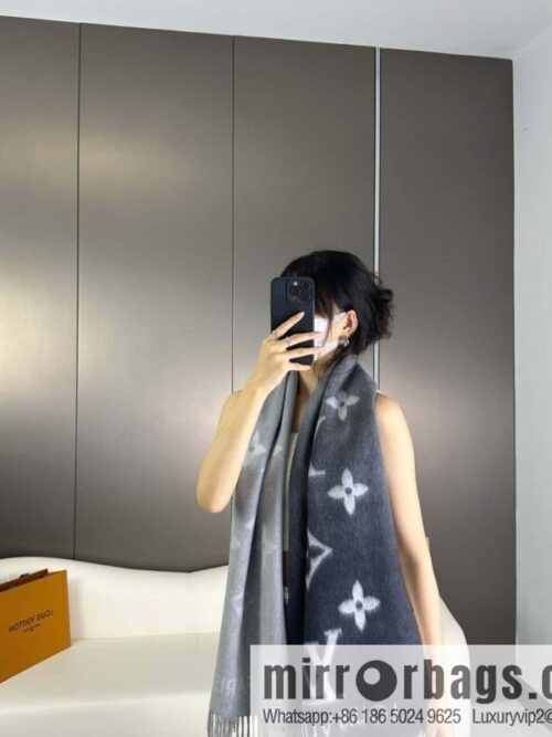 a1696951403799_2676-800x800wnkftot4nw444248_20250629232609.jpg LV 𝑹𝒆𝒚𝒌𝒋𝒂𝒗𝒊𝒌 Double Sided Cashmere Scarf