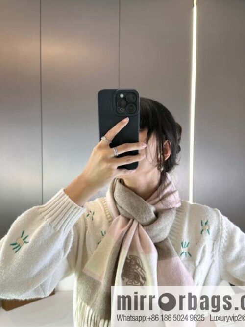 a1697122953809_1185-800x800imf5ywovyny33716_20250626032650.jpg Burberry Burberry will push away the new model in 2023, the new standard of war horse, and the cashmere scarf.