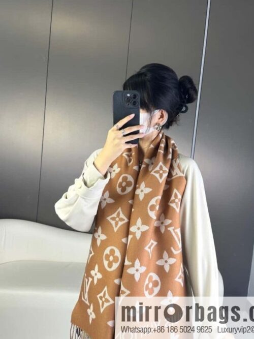 a1697208890674_3862-800x800t04ahbjhmay33546_20250626032414.jpg LV Monogram pattern, wool towel