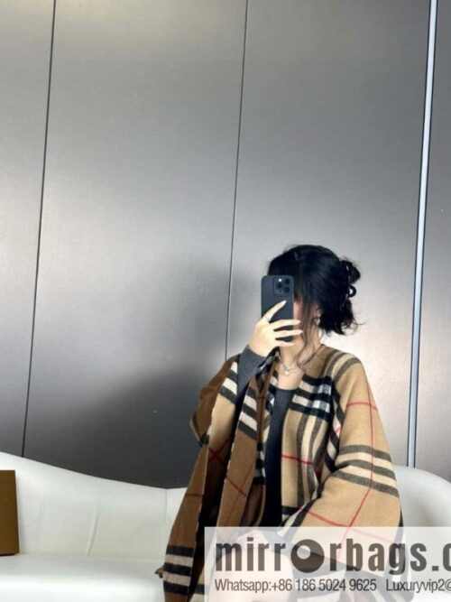 a1697728621224_6265-800x80020ynvpcdbi532373_20250626030834.jpg Burberry, the latest contrasting plaid jacquard cape