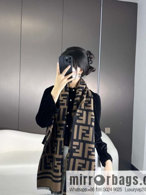 a1697729737105_0821-800x800zb4q3ebncj222177_20250625220333.jpg FENDI 2023 latest model, gold and silver thread, wool silk knitted scarf.