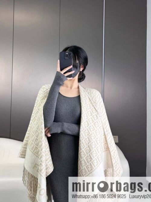 a1703524329197_7853-800x800v4pcctylnt020433_20250625210622.jpg FENDI Fendi FF alphabet cape