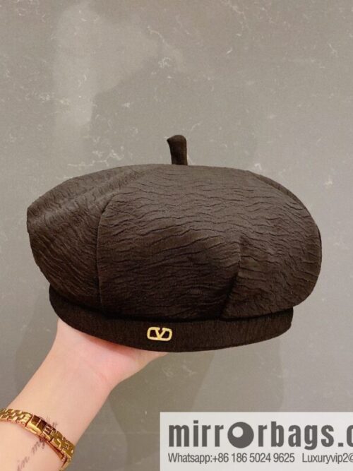 i1666364146_1716_0-800x800eqc1xjtbfii76082_20250630181018.jpg VAENTINO Valentino Fall 2022 New Beret