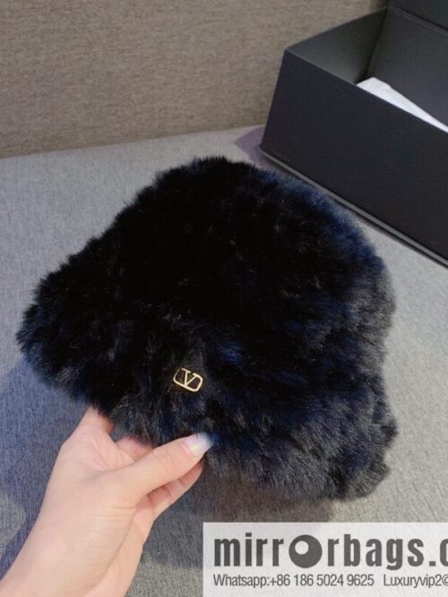 i1669320149_1709_0-800x800rm4ed34mwwz57524_20250630012405.jpg VALENTNNO rabbit fur bucket hat
