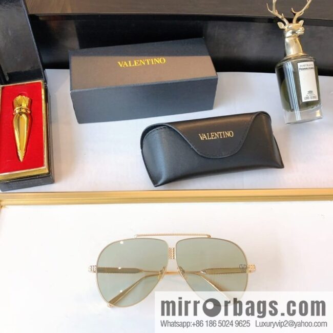 VALENTINO Valentino temple three-sided three-dimensional rivet surround sunglasses