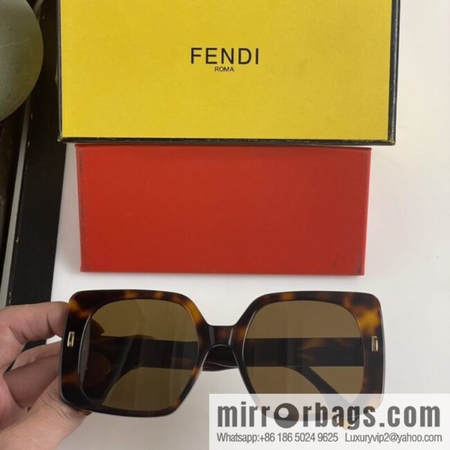 Fendi women\'s square sunglasses