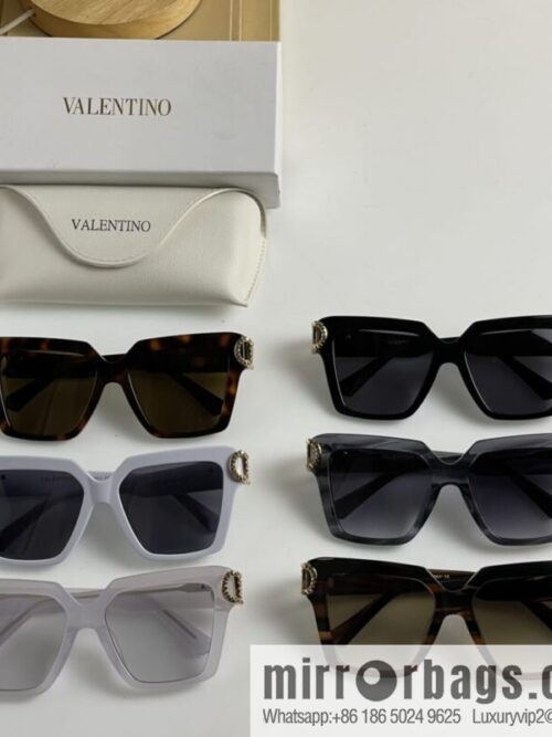wsxc1675341211259_8-800x800bxne44l3rls45307_20250629233537.jpg VALENTINO Valentino Large Square Women\'s Sunglasses