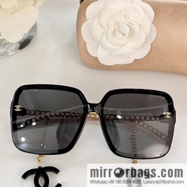 Chanel pendant women\'s sunglasses