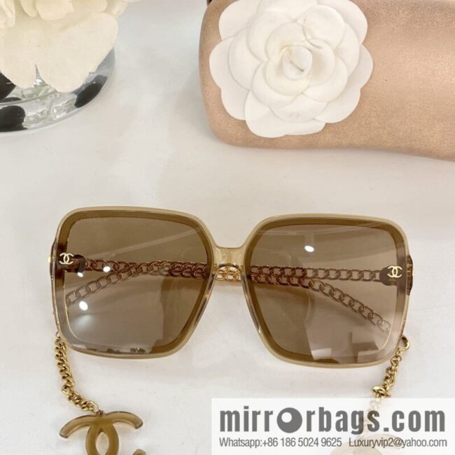 Chanel pendant women\'s sunglasses