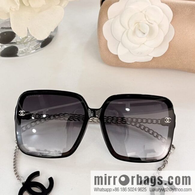Chanel pendant women\'s sunglasses